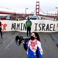 Aysha Abraibesh menant un chant tandis que des manifestants anti-Israël bloquent la circulation sur le Golden Gate Bridge, à San Francisco, le 14 février 2024. (Crédit : Noah Berger/AP)