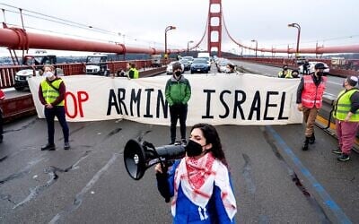 Aysha Abraibesh menant un chant tandis que des manifestants anti-Israël bloquent la circulation sur le Golden Gate Bridge, à San Francisco, le 14 février 2024. (Crédit : Noah Berger/AP)