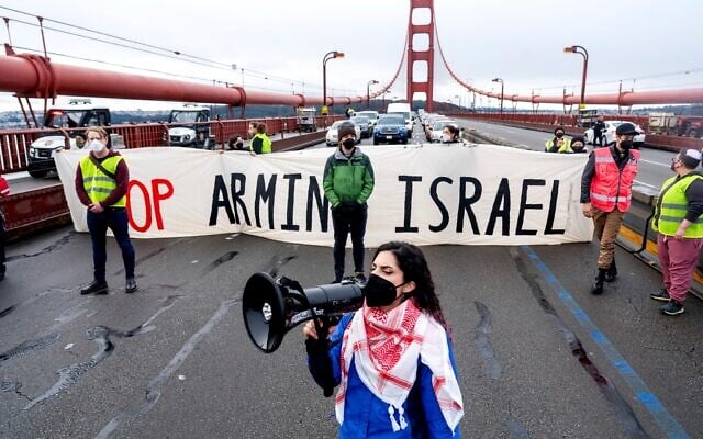 Aysha Abraibesh menant un chant tandis que des manifestants anti-Israël bloquent la circulation sur le Golden Gate Bridge, à San Francisco, le 14 février 2024. (Crédit : Noah Berger/AP)