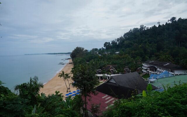Illustration : la plage de Khao Lak, dans le district de Takuapa, dans la province de Phang Nga, au sud de la Thaïlande, le 10 décembre 2024. (Crédit : AP/Sakchai Lalit)
