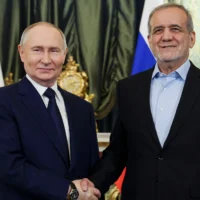 Le président russe Vladimir Poutine, à gauche, et le président iranien Masoud Pezeshkian posent pour une photo lors de leur rencontre au Kremlin à Moscou, en Russie, le 17 janvier 2025. (Crédit: Vyacheslav Prokofyev, Sputnik, photo du pool du Kremlin via AP)