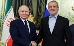 Le président russe Vladimir Poutine, à gauche, et le président iranien Masoud Pezeshkian posent pour une photo lors de leur rencontre au Kremlin à Moscou, en Russie, le 17 janvier 2025. (Crédit: Vyacheslav Prokofyev, Sputnik, photo du pool du Kremlin via AP)