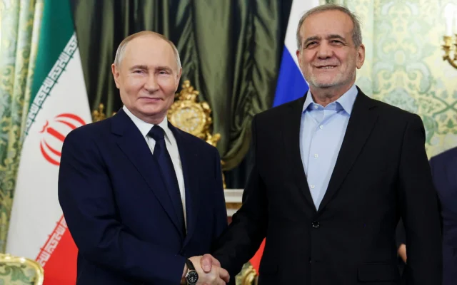 Le président russe Vladimir Poutine, à gauche, et le président iranien Masoud Pezeshkian posent pour une photo lors de leur rencontre au Kremlin à Moscou, en Russie, le 17 janvier 2025. (Crédit: Vyacheslav Prokofyev, Sputnik, photo du pool du Kremlin via AP)