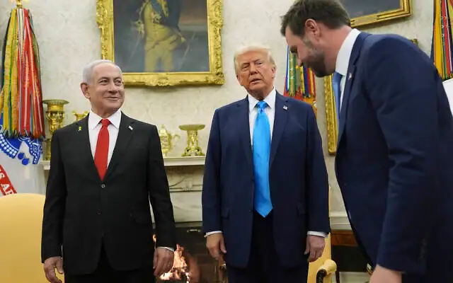 Le président américain Donald Trump (au centre) et le Premier ministre Benjamin Netanyahu regardent le vice-président JD Vance dans le Bureau ovale de la Maison Blanche, le 4 février 2025, à Washington. (AP/Evan Vucci)
