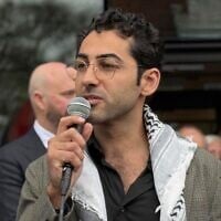 Le leader des manifestations étudiantes anti-Israël, Mohsen Mahdawi, s'exprimant devant le palais de justice après qu'un juge américain a ordonné sa libération, à Burlington, dans le Vermont, le 30 avril 2025. (Crédit : Amanda Swinhart/AP)