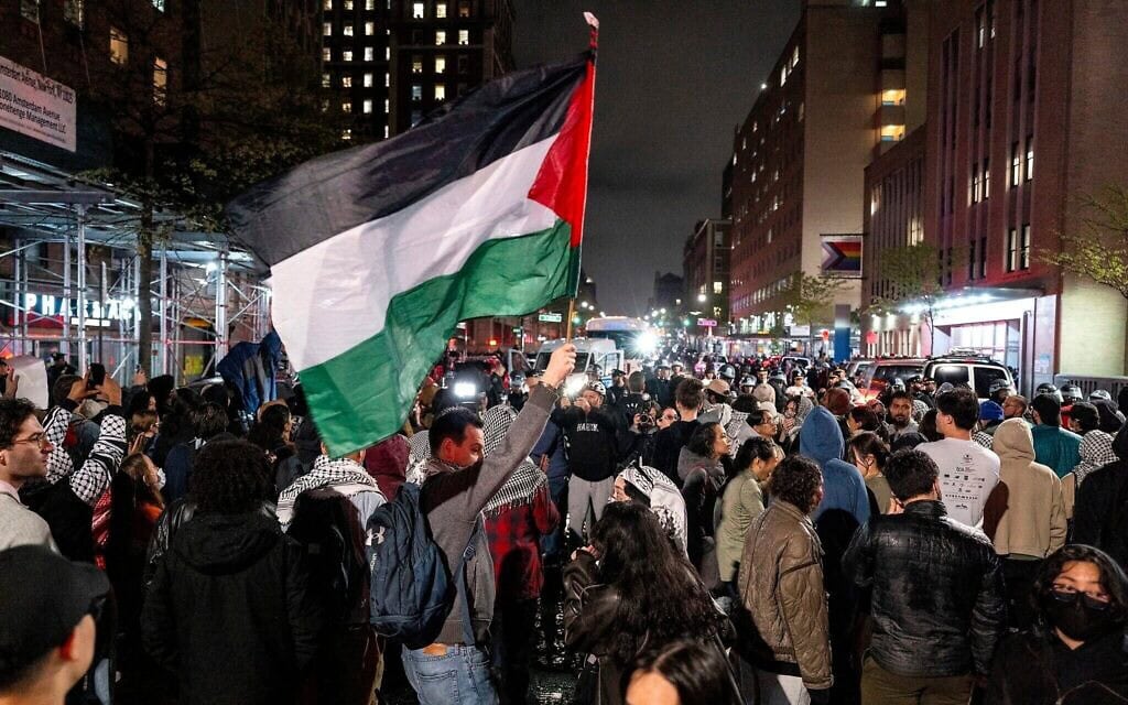 Des manifestants pro-palestiniens et anti-israéliens se rassemblent près d’un lieu où des personnes étaient placées en garde à vue, à proximité du campus de l’université Columbia à New York, le 30 avril 2024. (Crédit: AP/Craig Ruttle)