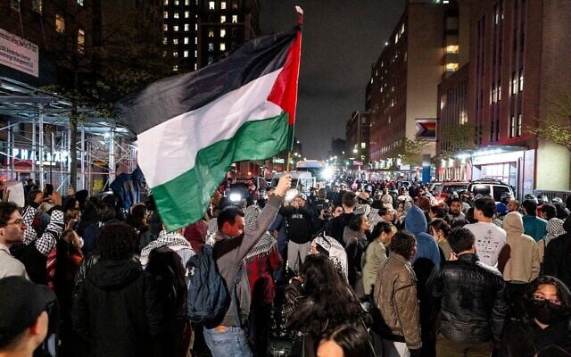 Des manifestants pro-palestiniens et anti-israéliens se rassemblent près d’un lieu où des personnes étaient placées en garde à vue, à proximité du campus de l’université Columbia à New York, le 30 avril 2024. (Crédit: AP/Craig Ruttle)