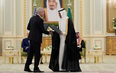 Chris Wright, secrétaire américain à l’Énergie (à gauche), et le prince Abdulaziz ben Salmane, ministre saoudien de l’Énergie, se serrant la main après avoir échangé des documents lors d’une cérémonie de signature, au Palais royal de Ryad, en Arabie saoudite, le 13 mai 2025. (Crédit : Alex Brandon/AP) Chris Wright, secrétaire américain à l’Énergie (à gauche), et le prince Abdulaziz ben Salmane, ministre saoudien de l’Énergie, se serrant la main après avoir échangé des documents lors d’une cérémonie de signature, au Palais royal de Ryad, en Arabie saoudite, le 13 mai 2025. (Crédit : Alex Brandon/AP)