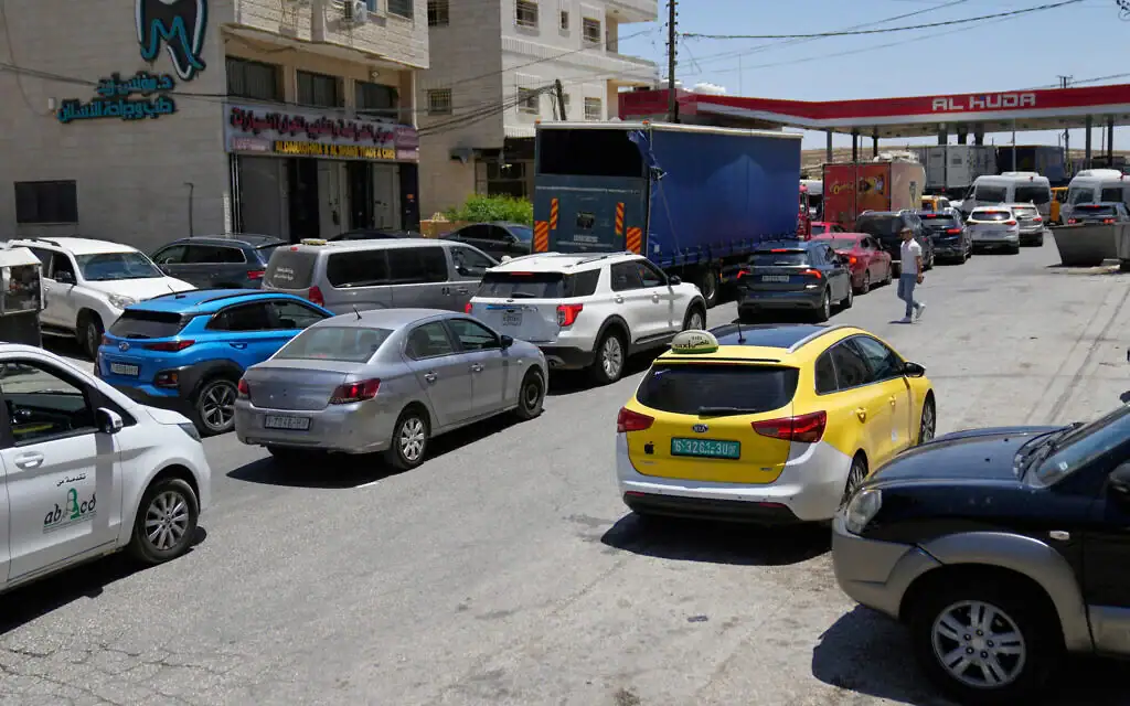 Des automobilistes palestiniens font la queue à une station-service alors que la ville subit une grave pénurie de carburant à la suite du conflit entre Israël et l'Iran, à Ramallah, le 19 juin 2025. (AP Photo/Nasser Nasser) Des automobilistes palestiniens font la queue à une station-service alors que la ville subit une grave pénurie de carburant à la suite du conflit entre Israël et l'Iran, à Ramallah, le 19 juin 2025. (AP Photo/Nasser Nasser)