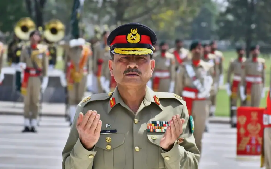 Le maréchal Asim Munir, récemment promu, priant après avoir déposé une gerbe au monument aux martyrs lors d’une cérémonie spéciale de garde d’honneur au quartier général, à Rawalpindi, au Pakistan, le 21 mai 2025. (Crédit : Inter Services Public Relations/AP) Le maréchal Asim Munir, récemment promu, priant après avoir déposé une gerbe au monument aux martyrs lors d’une cérémonie spéciale de garde d’honneur au quartier général, à Rawalpindi, au Pakistan, le 21 mai 2025. (Crédit : Inter Services Public Relations/AP)