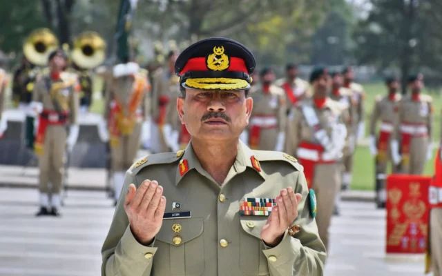 Le maréchal Asim Munir, récemment promu, prie après avoir déposé une gerbe au monument aux martyrs lors d’une cérémonie spéciale de garde d’honneur au quartier général, à Rawalpindi, au Pakistan, le 21 mai 2025. (Crédit : Inter Services Public Relations/AP)