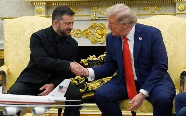Le président américain Donald Trump, à droite, rencontre le président ukrainien Volodymyr Zelensky dans le Bureau ovale de la Maison Blanche, le 18 août 2025, à Washington, DC. (Crédit : AP Photo/Julia Demaree Nikhinson)