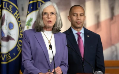 Katherine Clark, numéro deux des démocrates à la Chambre des représentants, prend la parole tandis que le chef de la minorité démocrate, Hakeem Jeffries, écoute lors d’une conférence de presse au Capitole, à Washington, le 1ᵉʳ octobre 2025. (Crédit : Mark Schiefelbein/AP)