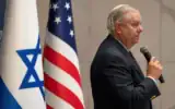 Le sénateur américain Lindsey Graham s'exprime devant les médias à Tel-Aviv, le 21 décembre 2025. (AP/Maya Levin)