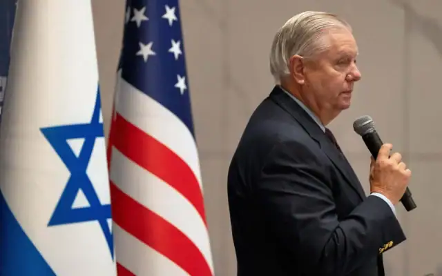 Le sénateur américain Lindsey Graham s'exprime devant les médias à Tel-Aviv, le 21 décembre 2025. (AP/Maya Levin)