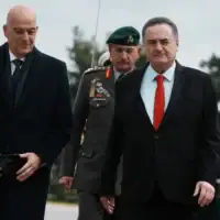 Illustration : Le ministre grec de la Défense, Nikos Dendias (à gauche), et son homologue israélien, Israel Katz, passent en revue la garde d'honneur avant leur rencontre à Athènes, en Grèce, le 20 janvier 2026. (Crédit:AP/Thanassis Stavrakis)