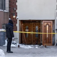 L’entrée du siège mondial du mouvement Habad après qu’un suspect a percuté ses portes avec un véhicule, à New York, le 29 janvier 2026. (Crédit : Yuki Iwamura/AP)
