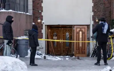L’entrée du siège mondial du mouvement Habad après qu’un suspect a percuté ses portes avec un véhicule, à New York, le 29 janvier 2026. (Crédit : Yuki Iwamura/AP) L’entrée du siège mondial du mouvement Habad après qu’un suspect a percuté ses portes avec un véhicule, à New York, le 29 janvier 2026. (Crédit : Yuki Iwamura/AP)