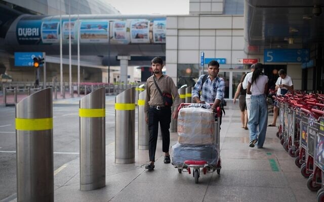 Illustration : Des passagers arrivant au terminal de l’aéroport international de Dubaï alors que celui-ci reprend un fonctionnement limité dans le cadre d’un cessez-le-feu entre les États-Unis et l’Iran, à Dubaï, aux Émirats arabes unis, le 5 mars 2026. (Crédit : Altaf Qadri/AP Photo)