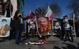 Des manifestants brûlent une photo du Premier ministre Benjamin Netanyahu lors d’une manifestation contre Israël et les États-Unis, à Istanbul, le 13 mars 2026. (Crédit : Francisco Seco/AP)