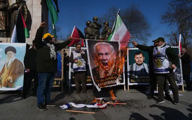 Des manifestants brûlent une photo du Premier ministre Benjamin Netanyahu lors d’une manifestation contre Israël et les États-Unis, à Istanbul, le 13 mars 2026. (Crédit : Francisco Seco/AP)