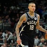 Kyle Kuzma, des Milwaukee Bucks, dribble lors d'un match de NBA contre les Indiana Pacers, à Milwaukee, le 15 mars 2026. (Crédit : Aaron Gash/AP)