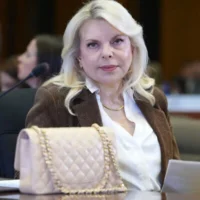 Sara Netanyahu lors du Sommet de la 
« Coalition mondiale pour un avenir commun », au Département d'État américain, le 24 mars 2026, à Washington. (Photo AP/Jacquelyn Martin)