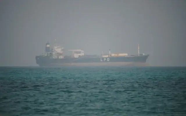 Un méthanier navigue dans les eaux au nord du détroit de Bab el-Mandeb, à Mokha, au Yémen, le 6 avril 2026. (Crédit: AP/Abdulnasser Alseddik)