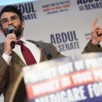 Hasan Piker s’exprime lors d’un meeting de campagne en faveur d’Abdul El-Sayed, candidat d’extrême gauche à la primaire démocrate pour le Sénat américain, à l’université du Michigan, à Ann Arbor, Michigan, le 7 avril 2026. (Crédit : Julia Demaree Nikhinson/AP)