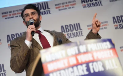 Hasan Piker s’exprime lors d’un meeting de campagne en faveur d’Abdul El-Sayed, candidat d’extrême gauche à la primaire démocrate pour le Sénat américain, à l’université du Michigan, à Ann Arbor, Michigan, le 7 avril 2026. (Crédit : Julia Demaree Nikhinson/AP)
