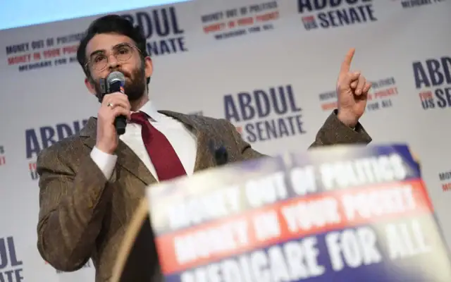 Hasan Piker s’exprime lors d’un meeting de campagne en faveur d’Abdul El-Sayed, candidat d’extrême gauche à la primaire démocrate pour le Sénat américain, à l’université du Michigan, à Ann Arbor, Michigan, le 7 avril 2026. (Crédit : Julia Demaree Nikhinson/AP)