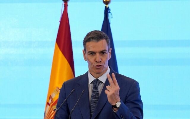Le Premier ministre espagnol Pedro Sánchez gesticulant tandis qu’il s’exprime lors d’une conférence de presse, à Pékin, en Chine, le 14 avril 2026. (Crédit : Ng Han Guan/AP)