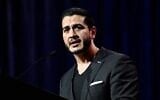 Abdul El-Sayed, candidat progressiste à la primaire démocrate pour le Sénat américain dans le Michigan, s'adresse aux délégués lors de la convention d'investiture du Parti démocrate du Michigan, le 19 avril 2026, à Détroit. (Crédit : AP/Jose Juarez)