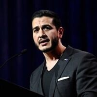Abdul El-Sayed, candidat progressiste à la primaire démocrate pour le Sénat américain dans le Michigan, s'adresse aux délégués lors de la convention d'investiture du Parti démocrate du Michigan, le 19 avril 2026, à Détroit. (Crédit : AP/Jose Juarez)