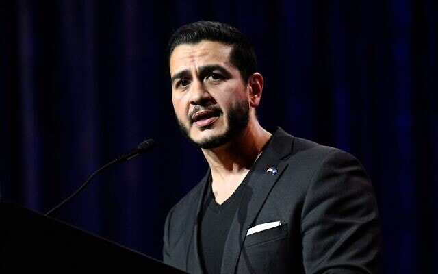 Abdul El-Sayed, candidat progressiste à la primaire démocrate pour le Sénat américain dans le Michigan, s'adresse aux délégués lors de la convention d'investiture du Parti démocrate du Michigan, le 19 avril 2026, à Détroit. (Crédit : AP/Jose Juarez)