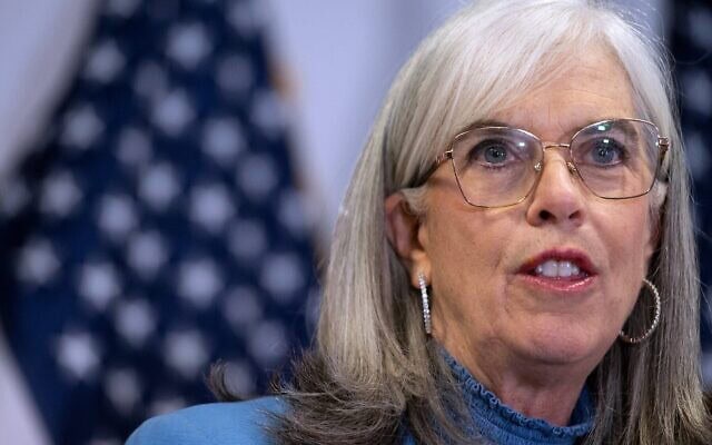 Katherine Clark, whip démocrate à la Chambre des représentants des États-Unis et élue du Massachusetts, s'adresse aux journalistes au sujet du vote sur le redécoupage électoral en Virginie, au siège du Comité national démocrate à Washington, le 22 avril 2026. (Crédit : AP Photo/Cliff Owen)