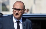 Le ministre français de l'Intérieur, Laurent Nuñez, arrivant pour une cérémonie à l'Arc de Triomphe, à Paris, le 8 mai 2026. (Crédit : Ludovic Marin/Photo Pool via AP)