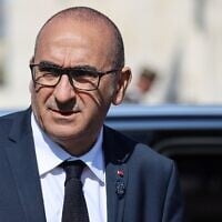 Le ministre français de l'Intérieur, Laurent Nuñez, arrivant pour une cérémonie à l'Arc de Triomphe, à Paris, le 8 mai 2026. (Crédit : Ludovic Marin/Photo Pool via AP)