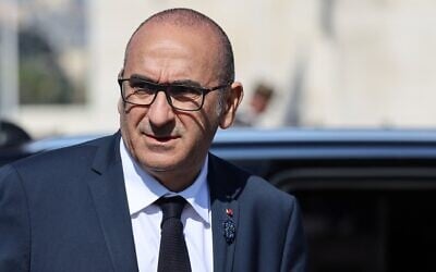 Le ministre français de l'Intérieur, Laurent Nuñez, arrivant pour une cérémonie à l'Arc de Triomphe, à Paris, le 8 mai 2026. (Crédit : Ludovic Marin/Photo Pool via AP) Le ministre français de l'Intérieur, Laurent Nuñez, arrivant pour une cérémonie à l'Arc de Triomphe, à Paris, le 8 mai 2026. (Crédit : Ludovic Marin/Photo Pool via AP)