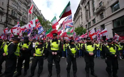 Des forces de police se tiennent devant le cortège d’extrême droite "Unite the Kingdom" à Londres, le samedi 16 mai 2026. (Crédit: AP/Kirsty Wigglesworth)