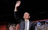 Özgür Özel, chef du Parti républicain du peuple (CHP), saluant les membres de son parti lors d’un discours prononcé à l’occasion d’un congrès du parti, à Ankara, en Turquie, le 6 avril 2025. (Crédit : Ali Unal/AP)