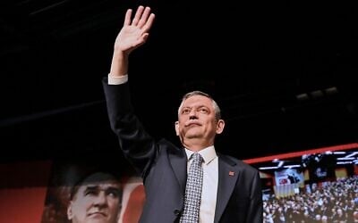Özgür Özel, chef du Parti républicain du peuple (CHP), saluant les membres de son parti lors d’un discours prononcé à l’occasion d’un congrès du parti, à Ankara, en Turquie, le 6 avril 2025. (Crédit : Ali Unal/AP)