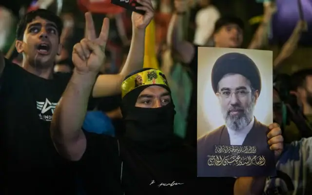 Un partisan du Hezbollah fait le signe de la victoire tout en brandissant une affiche du Guide suprême iranien Mojtaba Khamenei lors d’un rassemblement contre l’opération militaire américano-israélienne visant l’Iran et ses alliés à Dahiyeh, au Liban, mercredi 10 juin 2026. (Crédit: AP/Bilal Hussein) Un partisan du Hezbollah fait le signe de la victoire tout en brandissant une affiche du Guide suprême iranien Mojtaba Khamenei lors d’un rassemblement contre l’opération militaire américano-israélienne visant l’Iran et ses alliés à Dahiyeh, au Liban, mercredi 10 juin 2026. (Crédit: AP/Bilal Hussein)