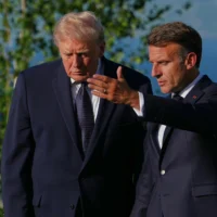 Le président américain Donald Trump s’entretient avec le président français Emmanuel Macron lors du sommet du G7, le 15 juin 2026, à Évian-les-Bains, en France. (Crédit:  AP / Julia Demaree Nikhinson)