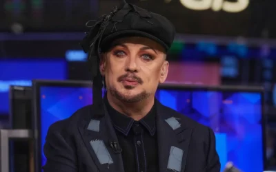Le chanteur Boy George est interviewé sur le parquet de la Bourse de New York, le 15 juin 2026. (Crédit: AP/Richard Drew)