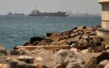 Des pétroliers et des navires de marchandises dans le golfe d'Oman, le long des voies maritimes reliant le détroit d'Ormuz et la mer d'Arabie, le 16 juin 2026. (Crédit : AP)