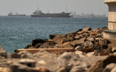 Des pétroliers et des navires de marchandises dans le golfe d'Oman, le long des voies maritimes reliant le détroit d'Ormuz et la mer d'Arabie, le 16 juin 2026. (Crédit : AP)