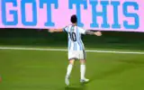 L'Argentin Lionel Messi célèbre son deuxième but lors du match de football du Groupe J de la Coupe du monde entre l'Argentine et l'Algérie à Kansas City, Missouri, le 16 juin 2026. (AP Photo/Reed Hoffmann)