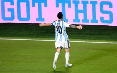 L'Argentin Lionel Messi célèbre son deuxième but lors du match de football du Groupe J de la Coupe du monde entre l'Argentine et l'Algérie à Kansas City, Missouri, le 16 juin 2026. (AP Photo/Reed Hoffmann)