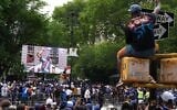 Des fans assistent au défilé célébrant le titre de champion NBA des Knicks de New York, le jeudi 18 juin 2026 à New York. (Crédit : AP/Ryan Murphy)